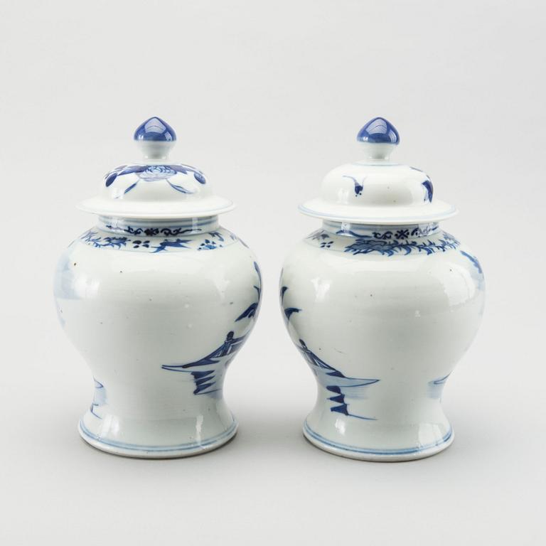 A PAIR OF CHINESE PORCELAIN  JAR WHIT COVER CA 1900.