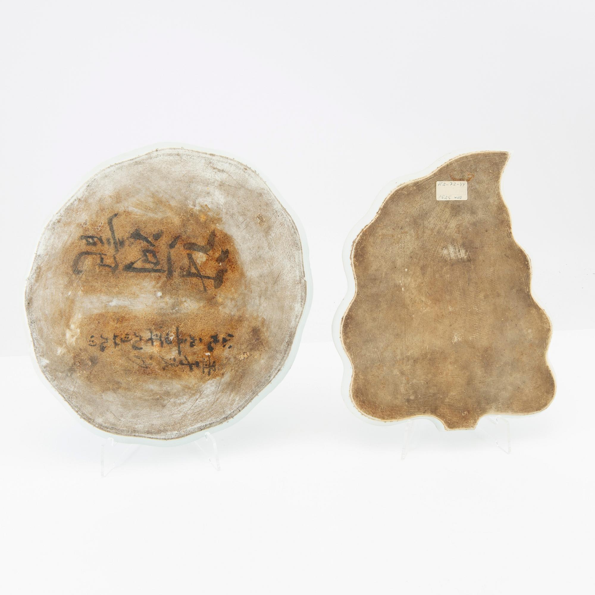 A set with two enamelled Chinese porcelain dishes, 20th century.