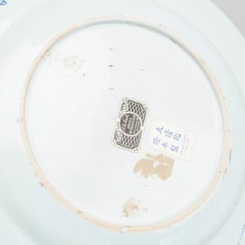 A CHINESE QIANLONG PLATE.