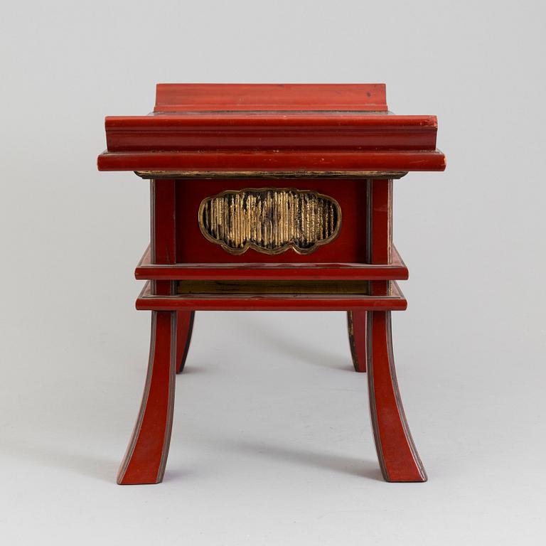 A Chinese lacquered wooden stool, 20th century.