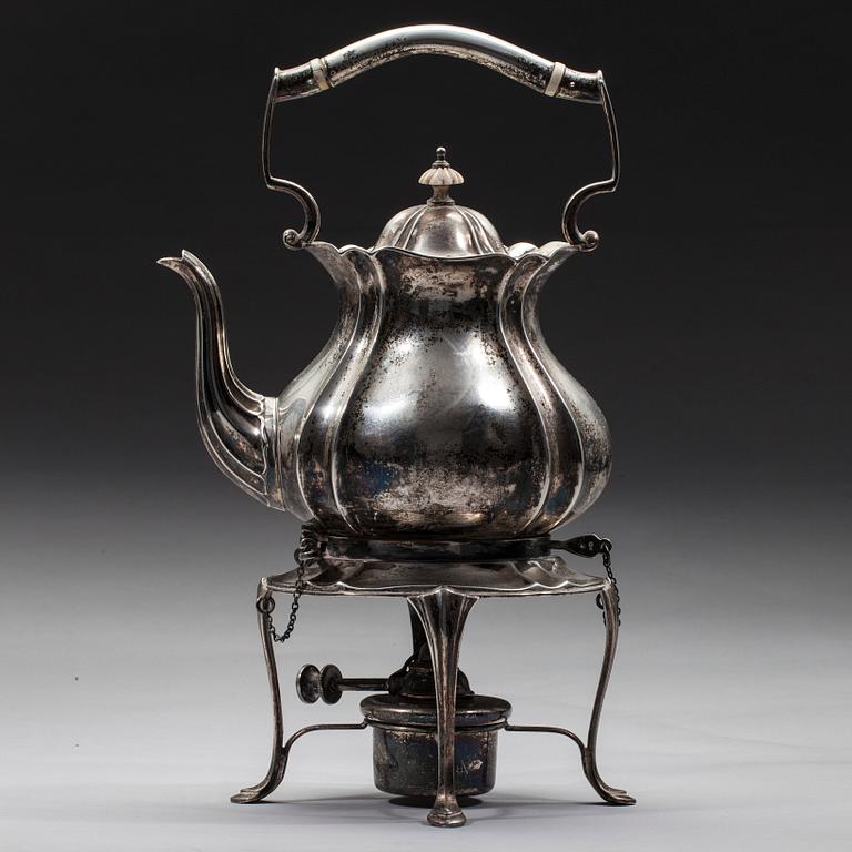 TEKANNA på RECHAUD, silver, England, Birmingham 1916. Totalvikt 1163 g.