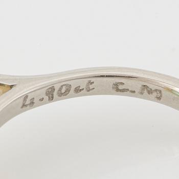 Ring 18K guld och vitguld med smaragdslipad smaragd och trapetsslipade diamanter.