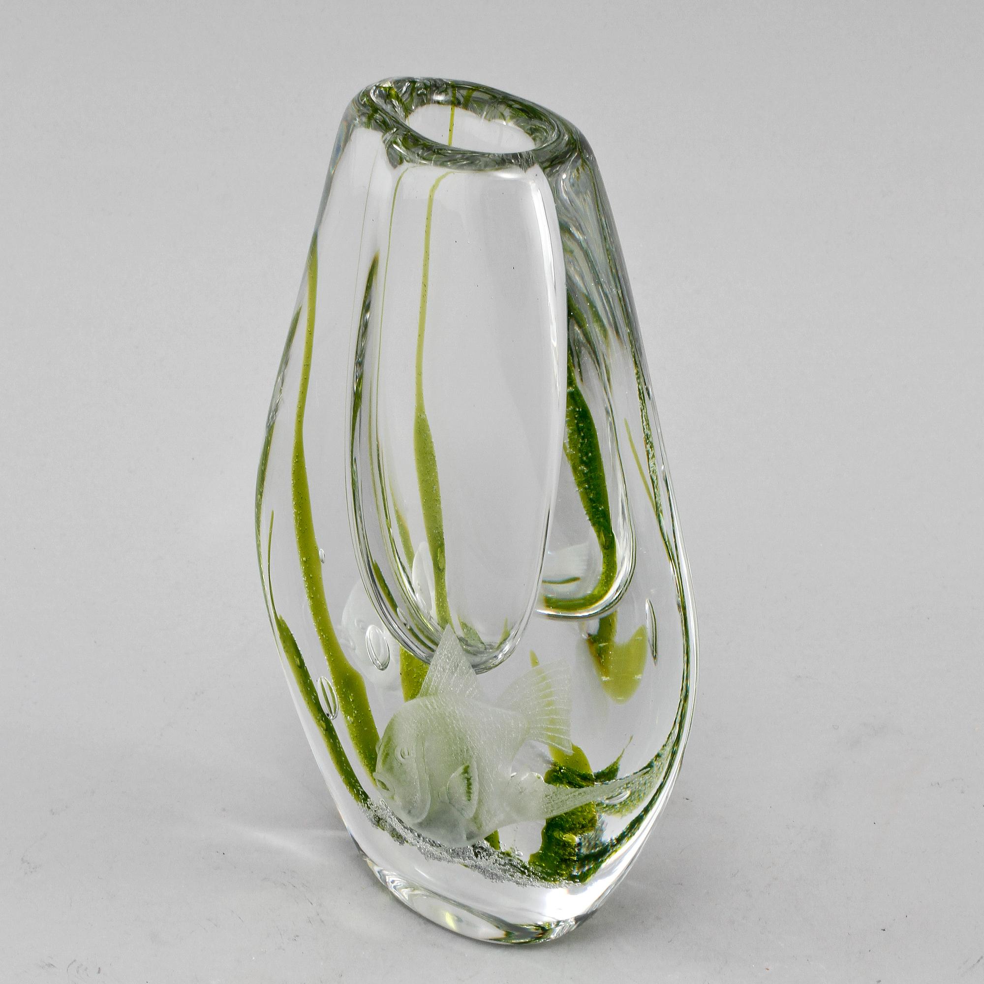 VAS, glas, Vicke Lindstrand, Kosta, signerad och numrerad 2G350, 1900-tal.