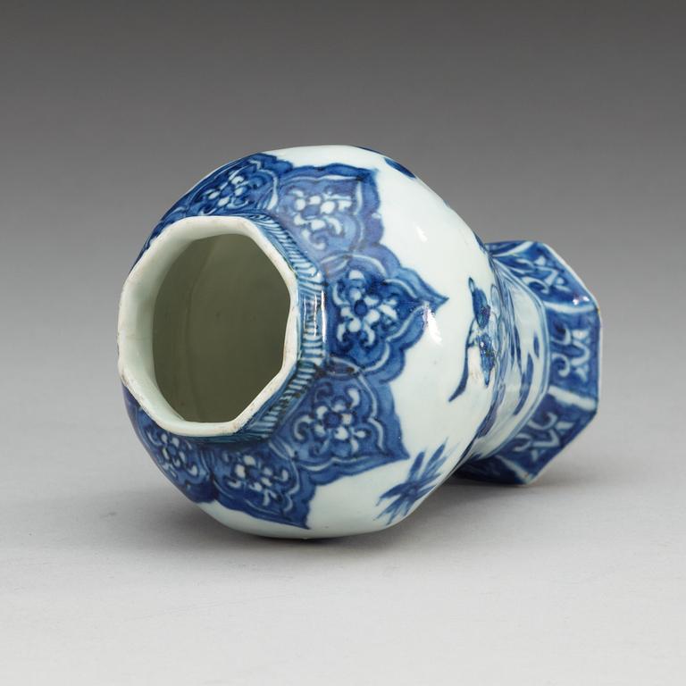 A blue and white Transitional jar, 17th Century.