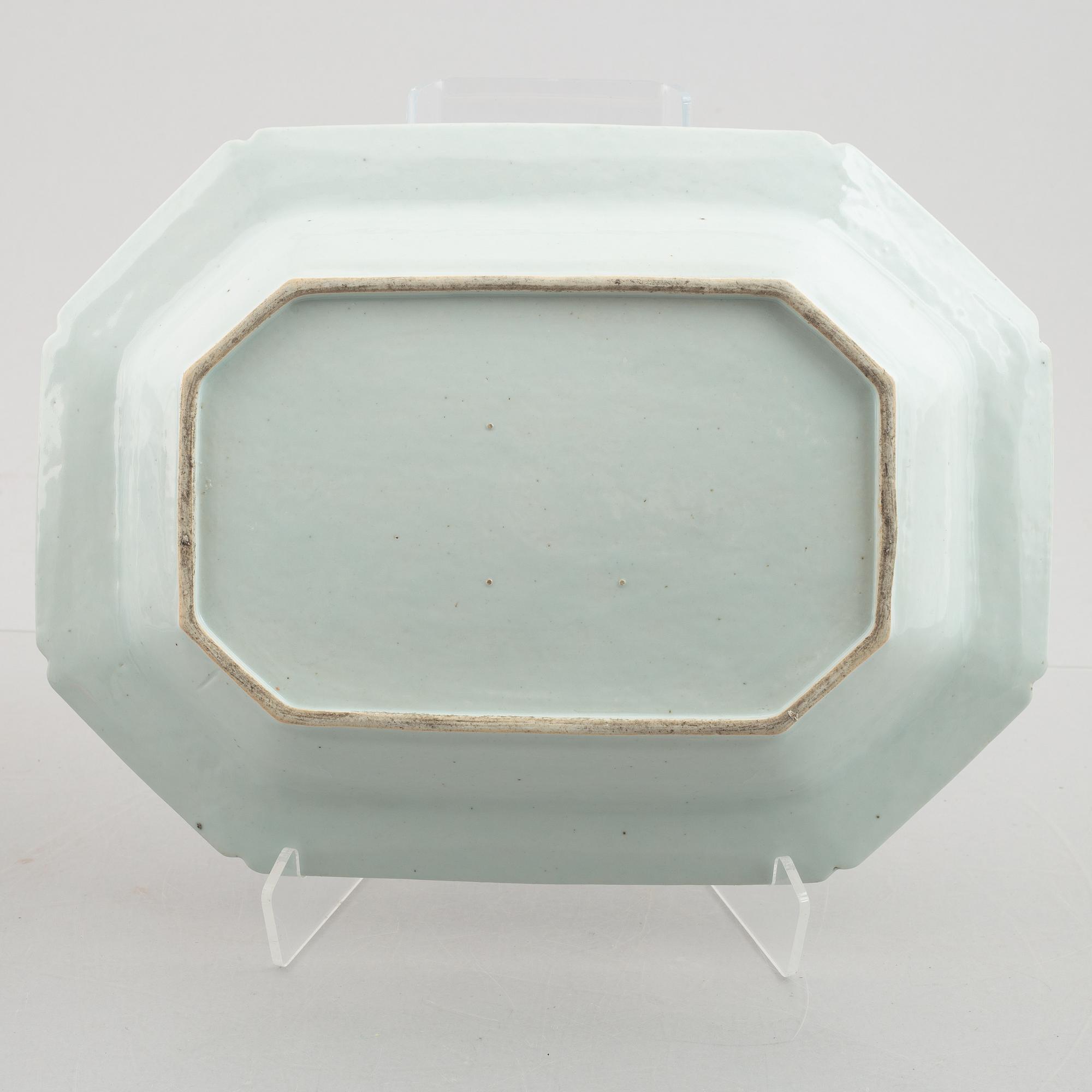 A blue and white tureen with cover and stand, Qing dynasty, Qianlong (1736-95).