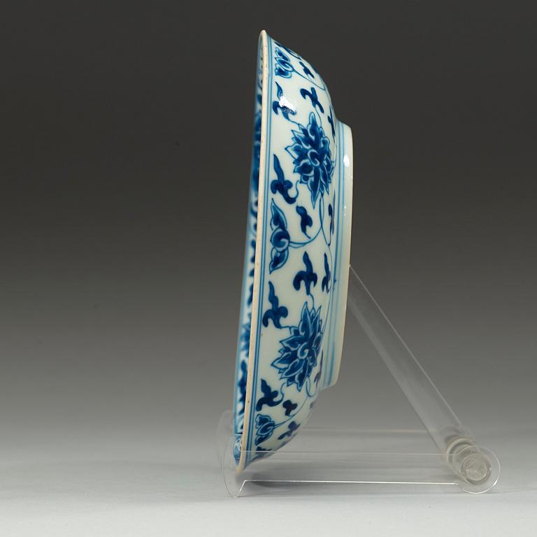 A blue and white dish, Qing dynasty presumablt 19th century. With kangxis six characters mark.