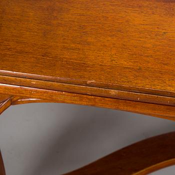 Karl Tirén, An Art Nouveau mahogany dining table with twelve chairs, A.B Naeslunds Möbelfabrik i Umeå, approx. 1901.