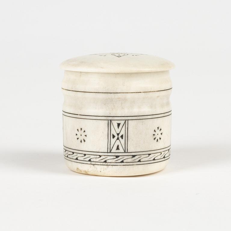 A small horn box with lid by Thomas Marainen, signed.