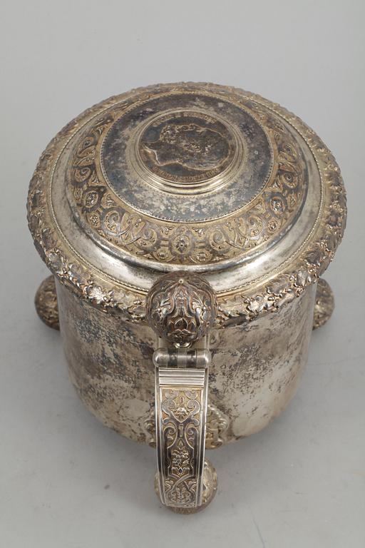 DRYCKESKANNA, silver, Ludvig Axelson Jr, Stockholm, 1897. Vikt: 1362 gram.