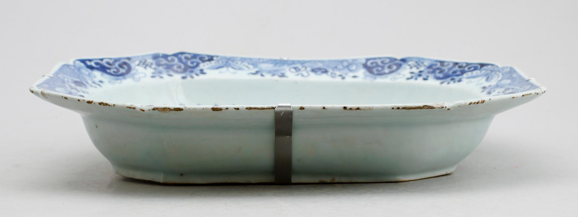 STEKFAT, porslin, Kina, Qianlong 1736-1795.