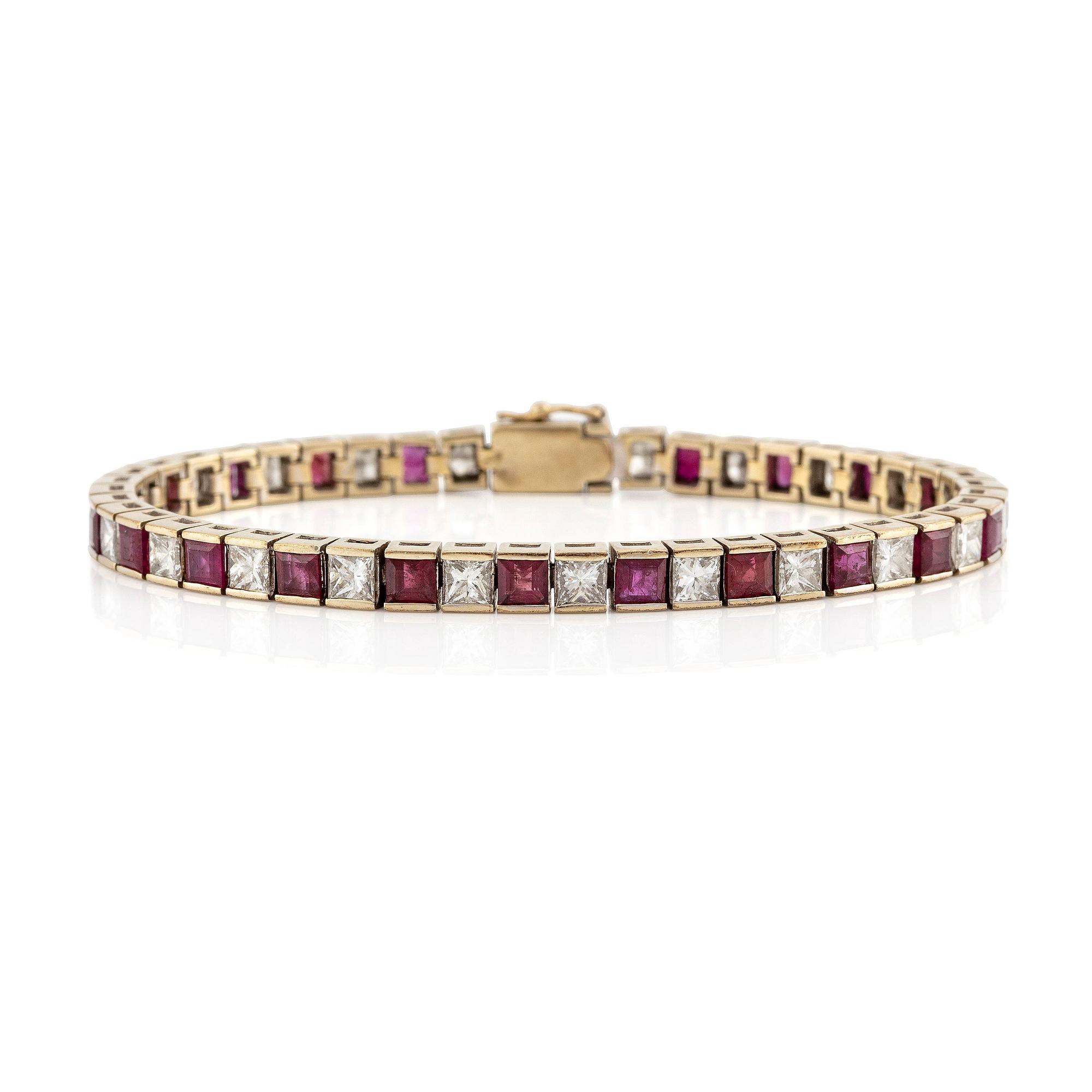 Armband 18K vitguld med rubiner och prinsesslipade diamanter.