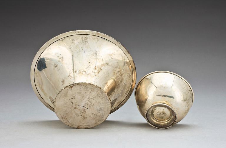 SKÅLAR, 2 st, silver, KG Markströms Guldsmeds AB, Uppsala, 1933, resp C G Hallberg, Stockholm, 1932. Tot vikt 253 g.