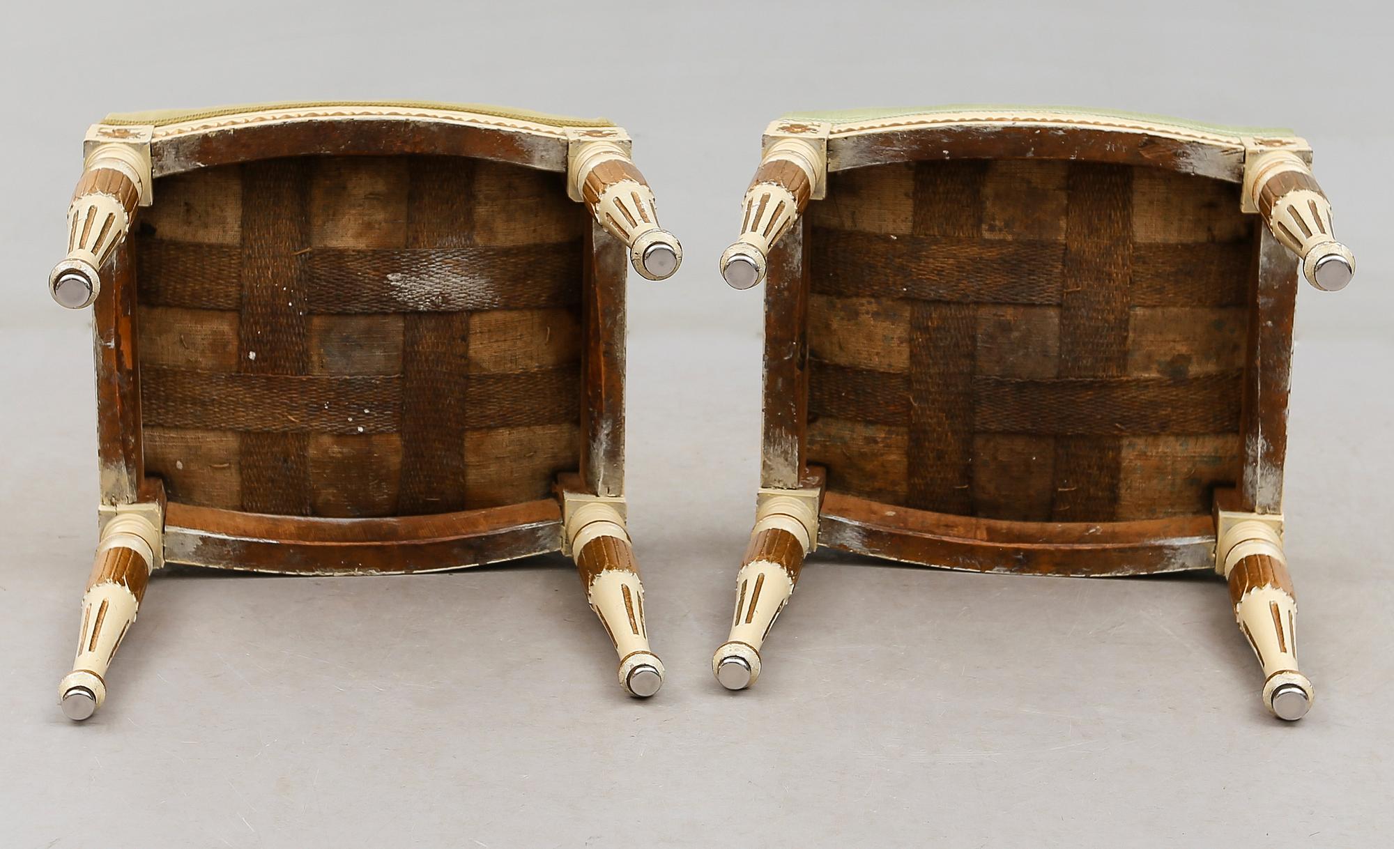 TABURETTER, 1 par, sengustavianska, Stockholms stolmakarämbetes sigill, tidigt 1800-tal.