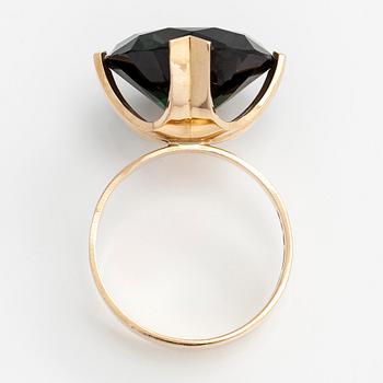 Elis Kauppi, a 14K gold ring, with a synthetic green spinel. Kupittaan Kulta, Turku 1972.