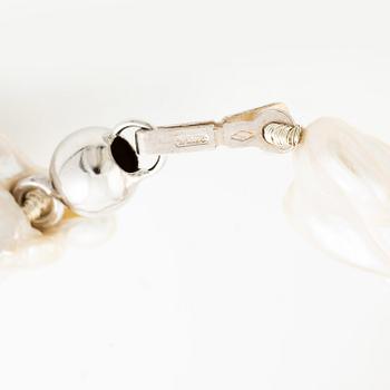 Necklace with cultured baroque-shaped freshwater pearls, clasp 18K white gold.