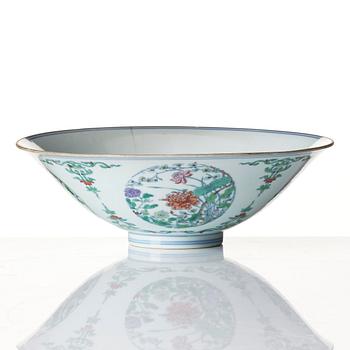 Skål, porslin. Qingdynastin med Yongzhengs märke och period (1723-35).