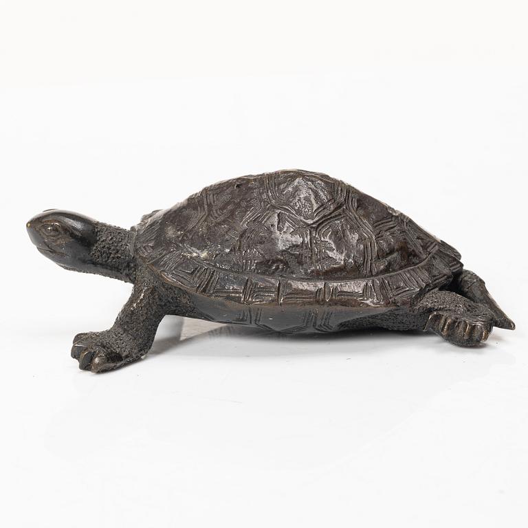 A bronze okimono, Japan, Meiji (1868-1912).