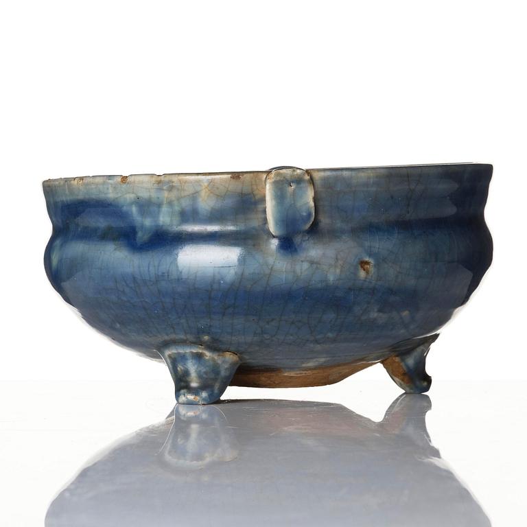 A blue glazed tripod censer, late Ming dynasty, 17th century.