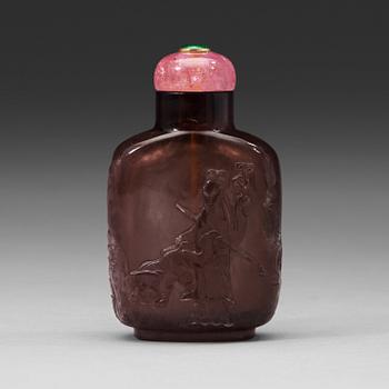 47. An amethyst snuff bottle with stopper, Qing dynasty (1644-1912).