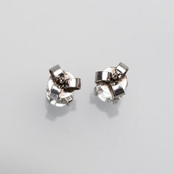 ÖRHÄNGEN, ett par, 18 k vitguld med briljantslipade diamanter, totalt ca 0,90 ct. Vikt ca 1,5 g.