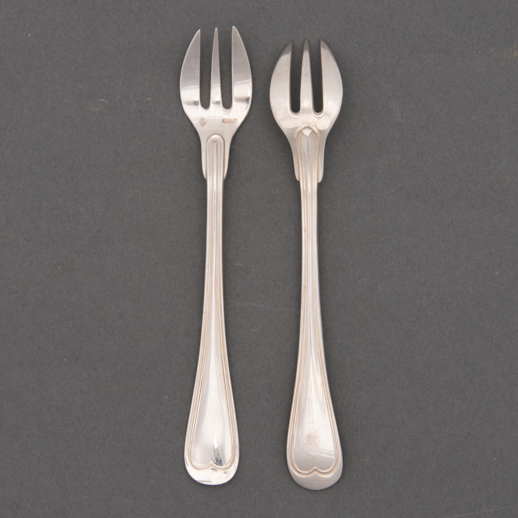 A SET OF 12 OYSTER FORKS, plate. Miele & Co.