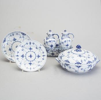 SERVISDELAR, 6 delar, "Musselmalet", Royal Copenhagen, 1900-talets andra hälft.