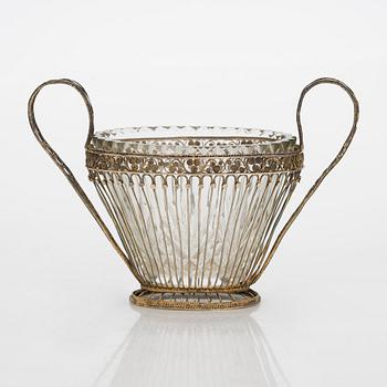 Filigraanikulho, kullattua hopeaa, hiottu lasisisus 1800-luvun loppu.