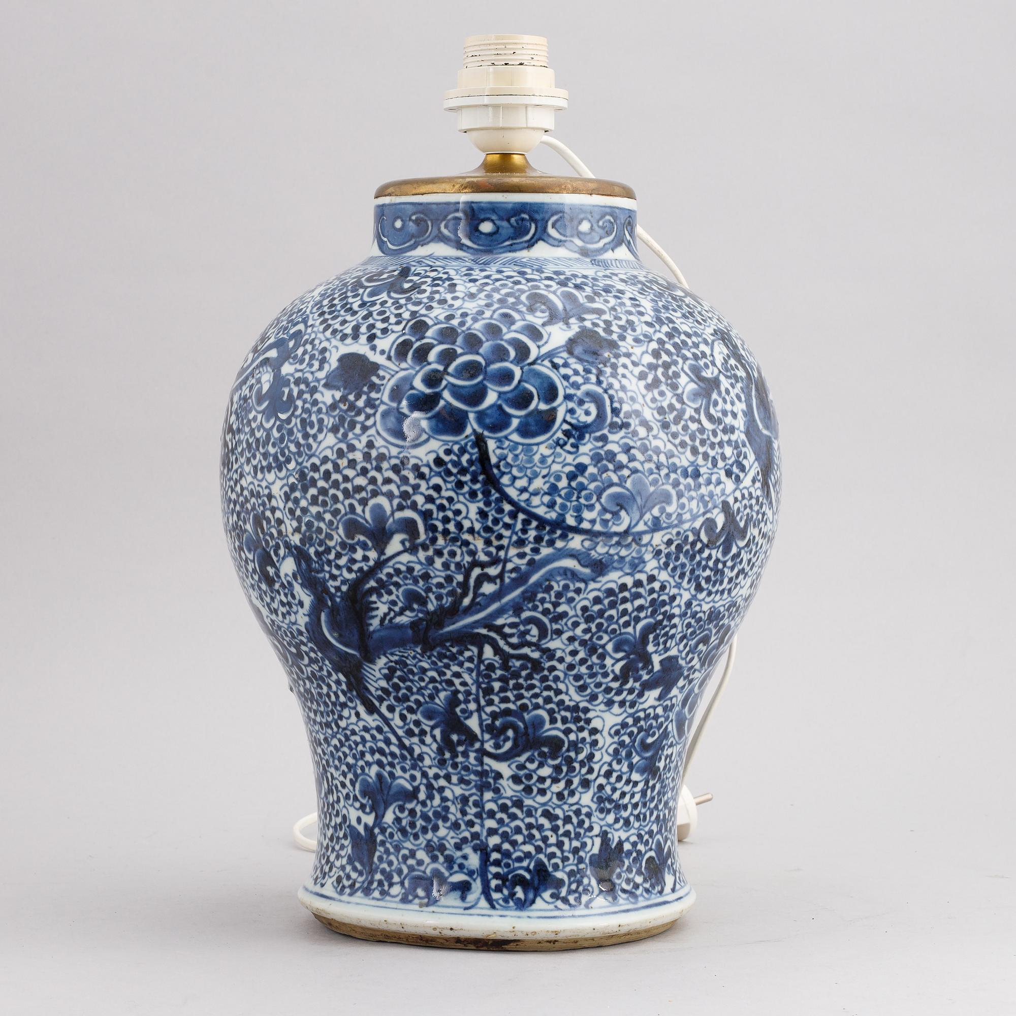 A Chinese blue and white porcelain urn, Qing dynasty, 19th century.