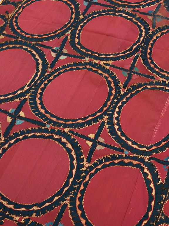 AN ANTIQUE UZBEK SUZANI EMBROIDERY, ca 253,5 x 142 cm (as well as 246x35, 108x9 and 138x7 cm).