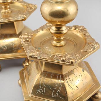 LJUSSTAKAR, ett par, mässing, barockstil, omkring 1900-talets mitt.