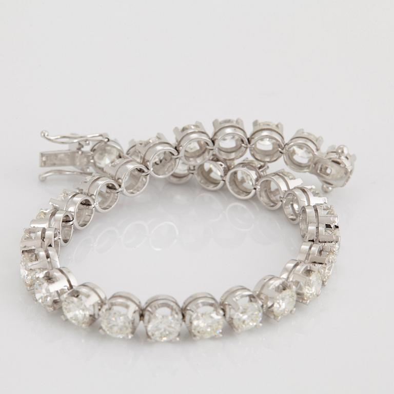 An 18K white gold bracelet set with round brilliant-cut diamonds with a total weight of ca 12.00 cts.