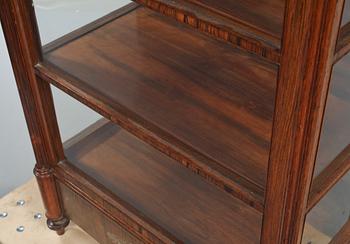 VITRINSKÅP, omkring sekelskiftet 1900.