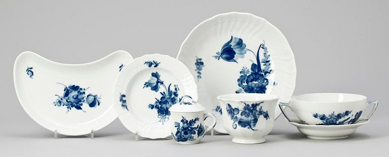 SERVISDELAR, 32 delar, porslin, Royal Copenhagen "Blå blomst" 1900-tal.
