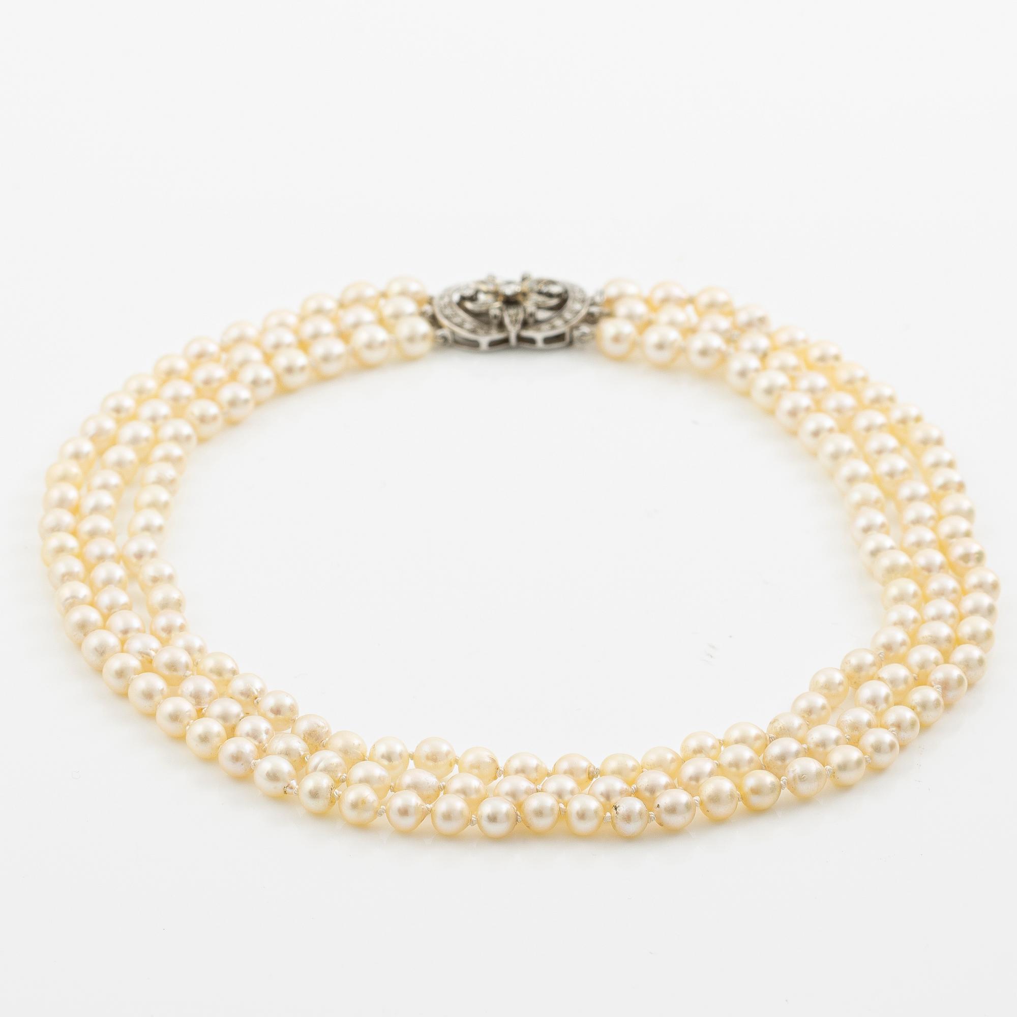 Necklace of cultured pearls, clasped in 18K gold with round brilliant-cut and eight-cut diamonds.