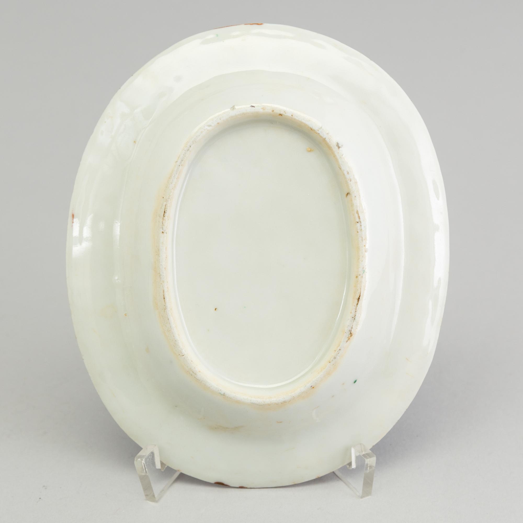 A large DISH and three Chinese export porcelain small plates, 18th-19th century.