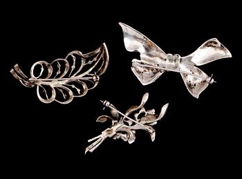 BROSCHER, 3 st, silver och markasiter, 1900-talets första hälft.