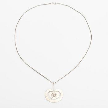 Tapio Wirkkala, A sterling silver pendant "Apple". Kultakeskus 1975.