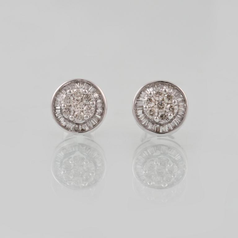 ÖRHÄNGEN, 18K vitguld med briljant och baguetteslipade diamanter ca 0.48 ct. Vikt 2,1 gram.