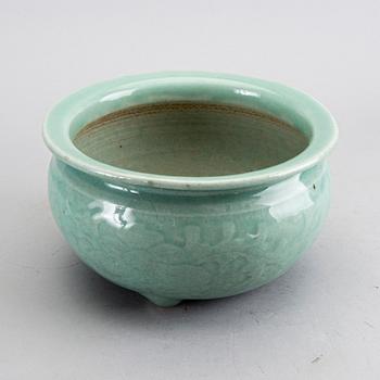 A Chinese celadon porcelain Qing dynasty cencer.