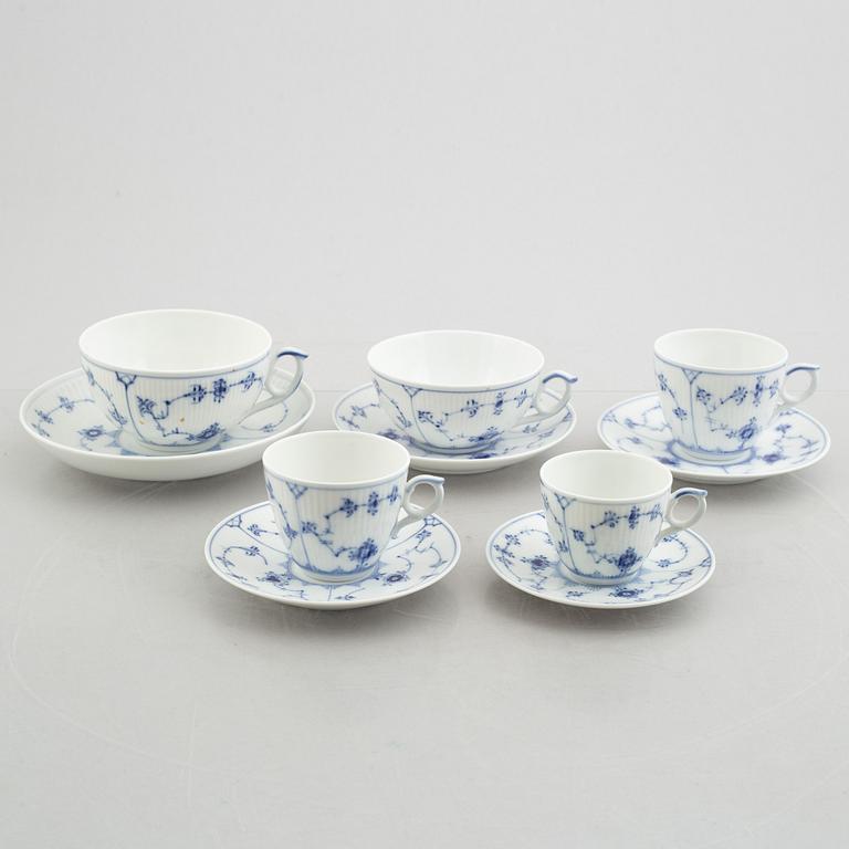 A teapot, a teacaddy and five cups with saucers, "Blue Fluted" / "Musselmalet", Royal Copenhagen, 1898-1923 and later.