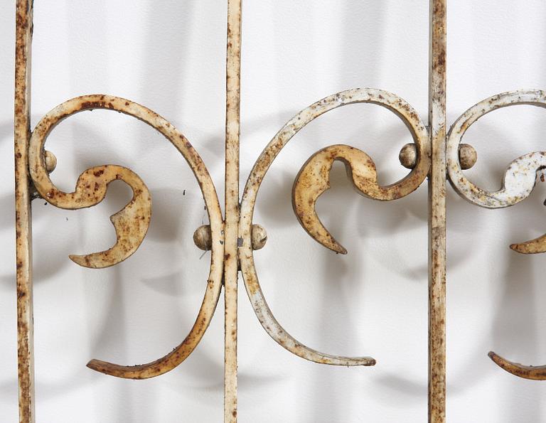 GALLERGRINDAR, ett par, järnsmide, 1900-tal.