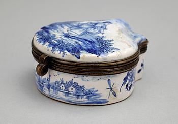 DOSA, fajans, Holland 1800-tal. Bär sign.