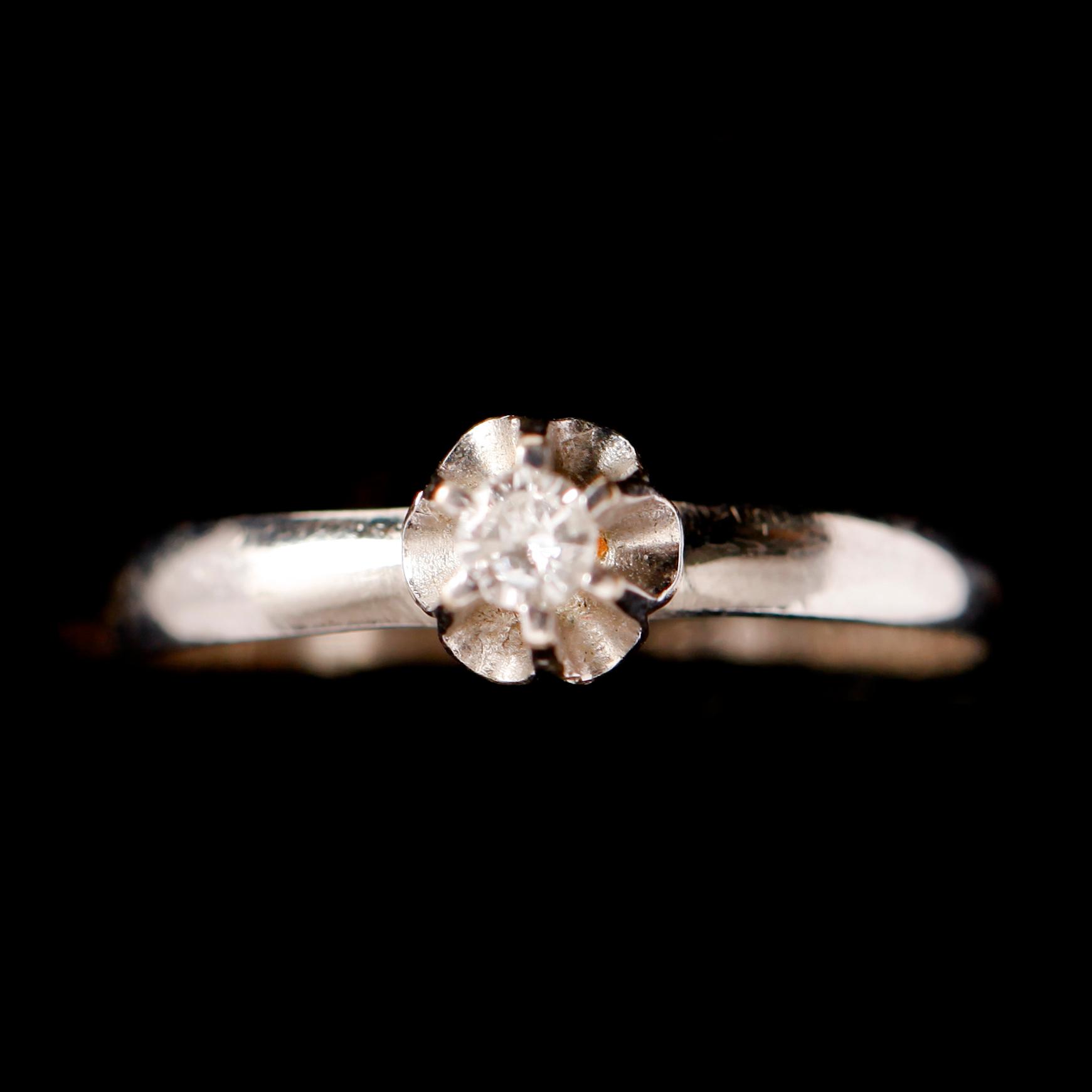 RING, 18 k vitguld, mindre solitär briljantslipad diamant .