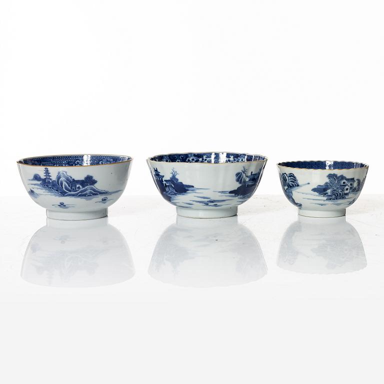 A set of five Chinese export porcelain bowls, Qing dynasty, Qianlong (1736-95).