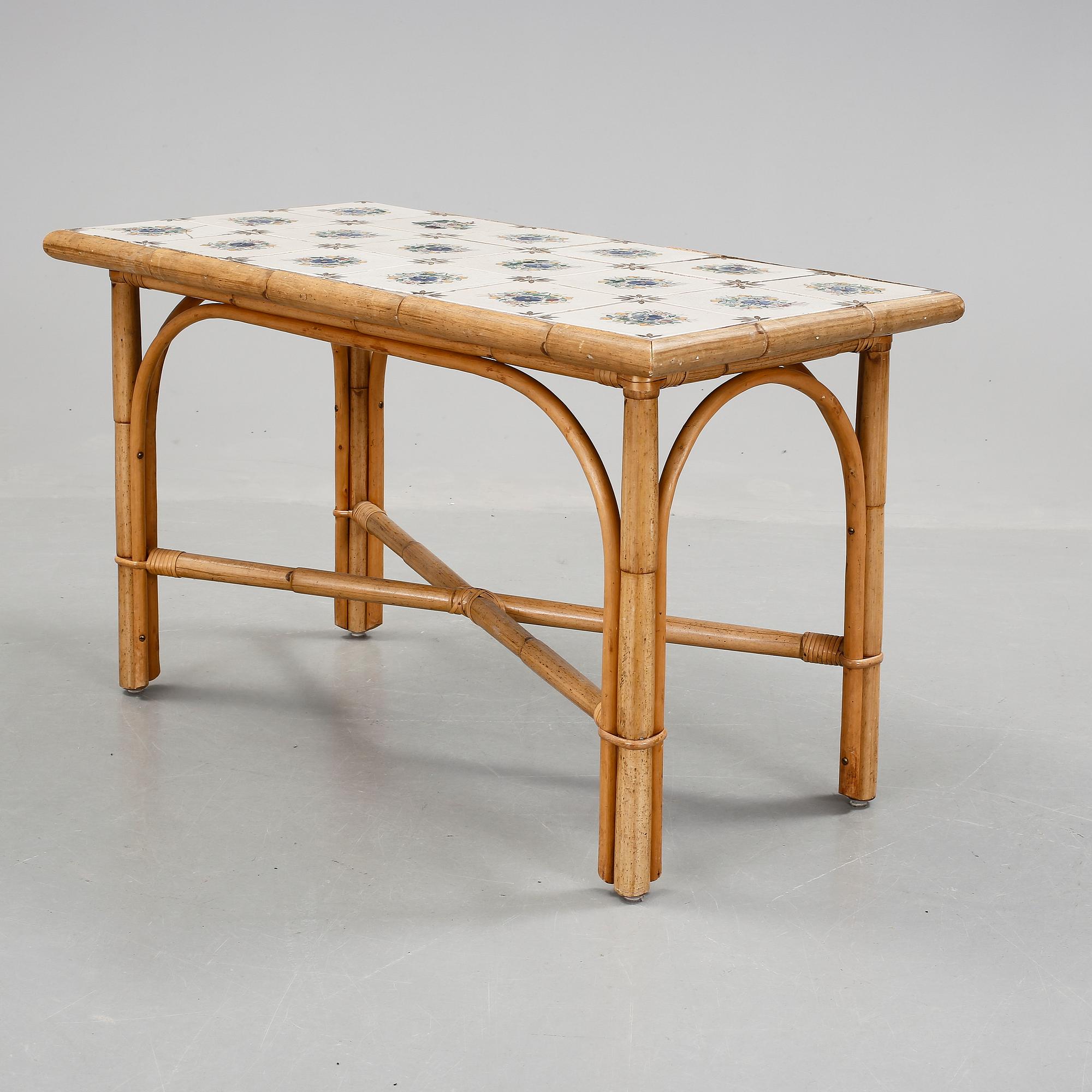 KORGSOFFA samt BORD, 1950-tal.