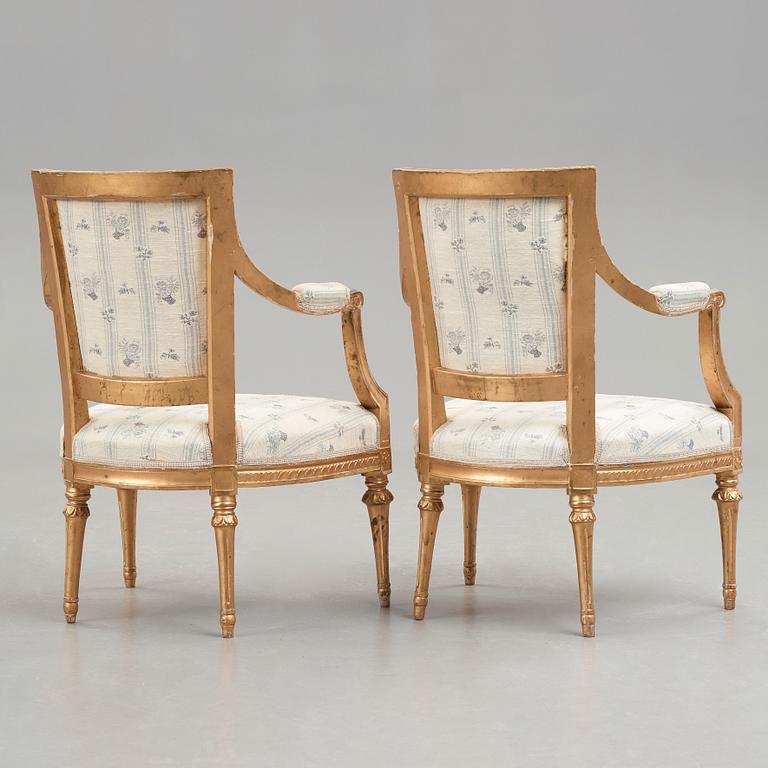 KARMSTOLAR, två stycken mycket snarlika, gustavianska stockholmsarbeten, 1700-talets slut.