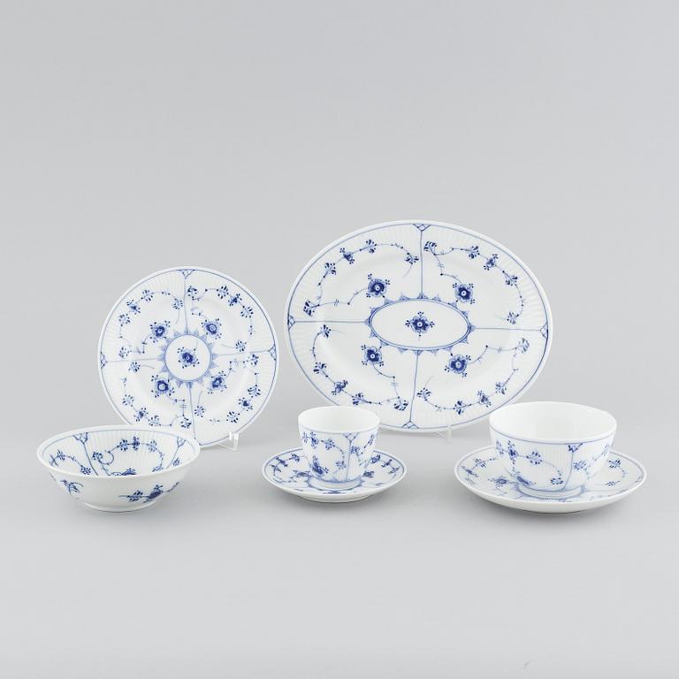SERVISDELAR, 43 st, porslin, "Musselmalet", Royal Copenhagen, 1900-tal.