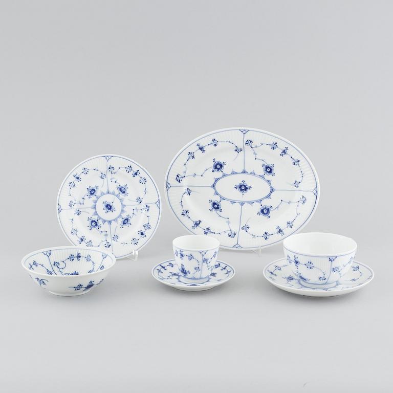 43 pieces of porcelain tableware from Royal Copenhagen, model "Musselmalet", 20th century.