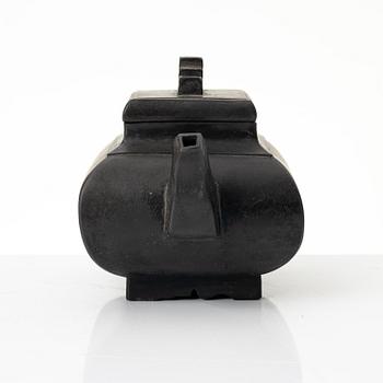 A Chinese brown yixing teapot, late Qing dynsaty / early 1900s.