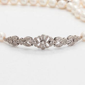 Helminauha, sterlinghopeaa, makeanvedenhelmiä ja timantteja.